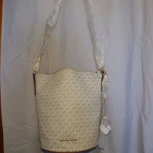 MK Brooke Medium Zip Bucket Bag Vanilla/Acorn